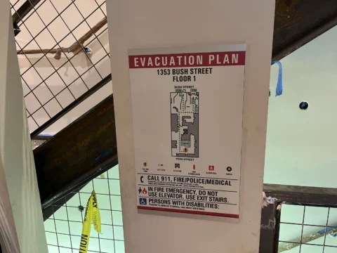 Building evacuation plan installed on an interior column